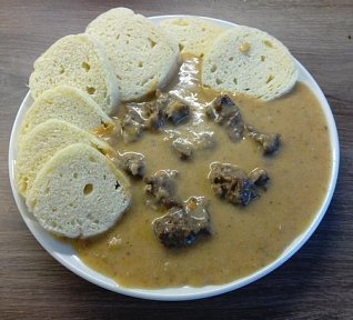 Hovězí líčka na smetaně a houskový knedlík
