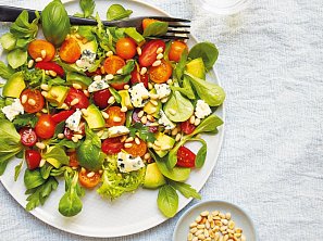 Salát s rajčaty, avokádem a nivou