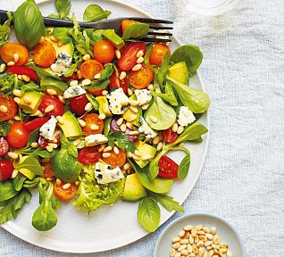 Salát s rajčaty, avokádem a nivou