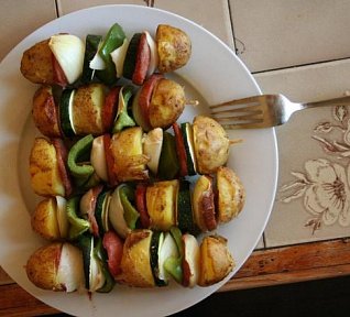 Bramborový špíz s česnekovo-sýrovou omáčkou