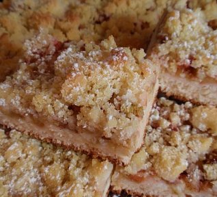 Jednoduchý koláč s rebarborou a drobenkou