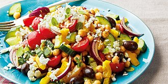 Řecký salát s cizrnou