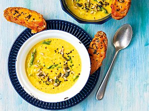 Pórková polévka s fazolemi a toasty