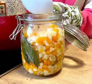 Nakládaná zelenina do bramborového salátu