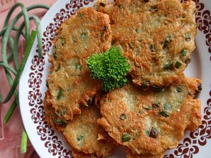 Bramboráčky s česnekovými výhonky