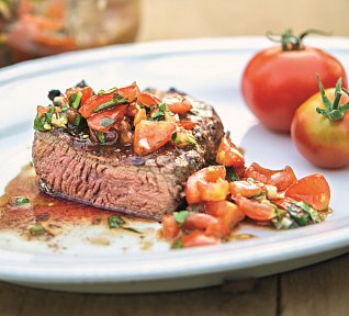Steak z grilu s rajčatovou salsou