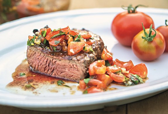 Steak z grilu s rajčatovou salsou