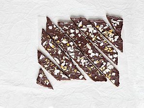 Arašídovo-kokosové tyčinky s čokoládou