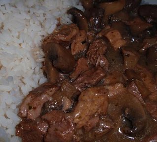 Guláš s majoránkou a žampiony (hlívou)