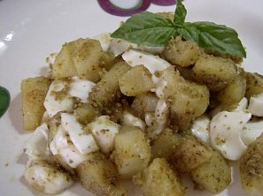 Brambory s pestem a mozzarellou