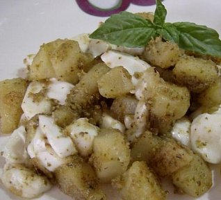 Brambory s pestem a mozzarellou