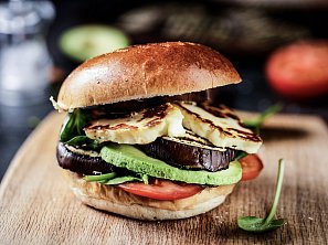 Halloumi burger s domácí máslovou bulkou Halloumi burger s domácí máslovou bulkou