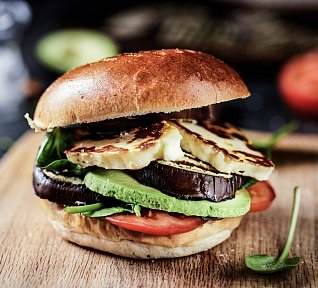 Halloumi burger s domácí máslovou bulkou