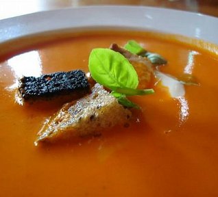 Polévka z červené čočky s koriandrem