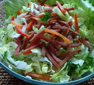 Ledový salát s buřtíkovými nudličkami