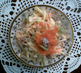 Zeleninový salát s rozinkami