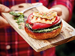 Vegetariánský burger se sýrem halloumi Vegetariánský burger se sýrem halloumi