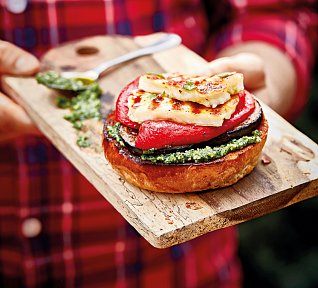 Vegetariánský burger se sýrem halloumi