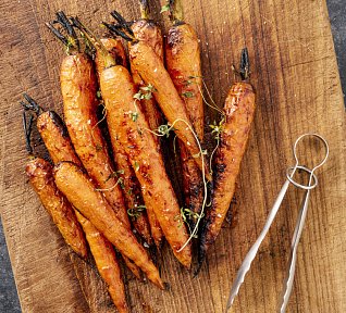 Pečená mrkev s balzamikem a mandlemi