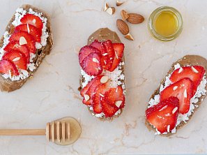 Crostini s mozzarellou a jahodami