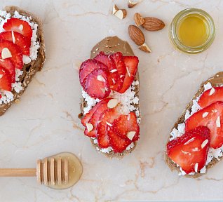 Crostini s mozzarellou a jahodami