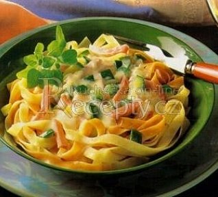 Nudle s cuketou a šunkou