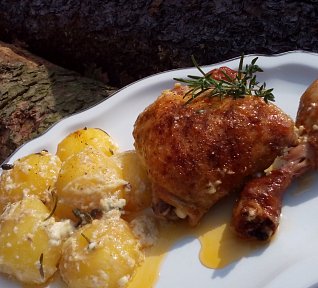 Pečené smetanové brambory s kuřecími stehýnky