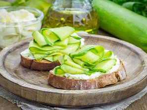 Bruschetty s ricottou a cuketou