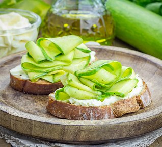 Bruschetty s ricottou a cuketou