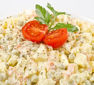 Dietní bramborový salát bez majonézy a jogurtu