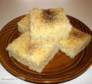 Koláč s kokosem a šlehačkou