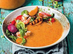 Broskvovo-rajské gazpacho s krevetami