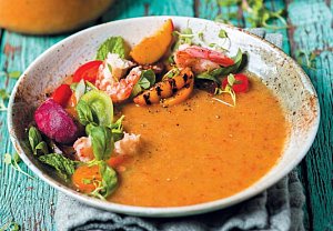 Broskvovo-rajské gazpacho s krevetami