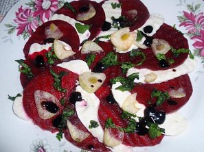 Caprese z červené řepy