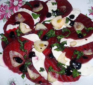 Caprese z červené řepy