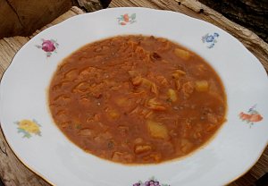 Kapustová polévka s bramborem a mletým masem
