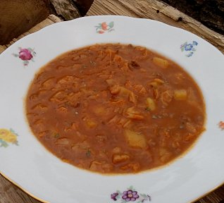 Kapustová polévka s bramborem a mletým masem