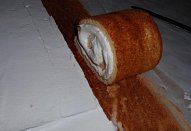 Dvoubarevný roládový dort se smetanovým krémem