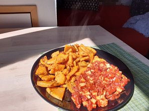 Pečené batáty s tofu v rajčatové omáčce
