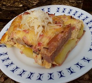 Vinná klobása pod sýrovou peřinou