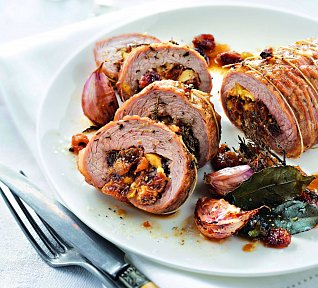 Telecí roláda s jablky, hrozny a perníkem