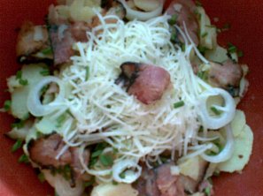 Bramborový salát se slaninou a sýrem