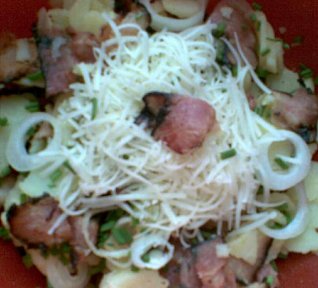 Bramborový salát se slaninou a sýrem