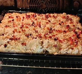 Zapékané brambory s kysaným zelím, slaninou klobásou a tymiánem