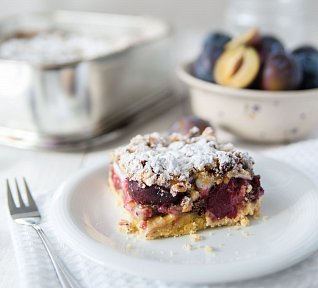 Švestkovo-tvarohový koláč s ořechovou drobenkou