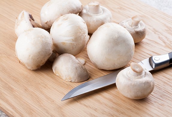 Čevapčiči s brambory a žampiony na grilu