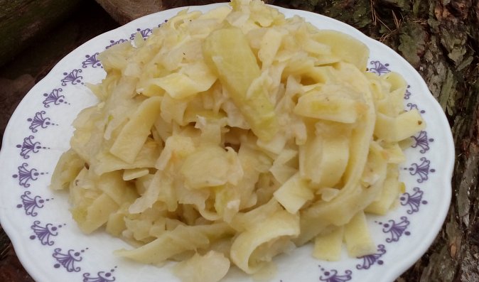 Česnekové nudle se zelím - nejen příloha