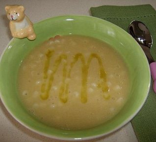 Jednoduchá polévka z červené čočky pro děti i dospělé