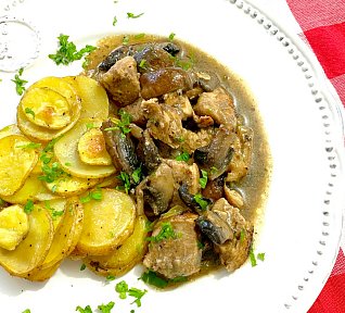 Kuřecí maso na houbách se zapečenými bramborami