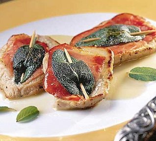 Telecí medailonky s parmskou šunkou a čerstvou šalvějí